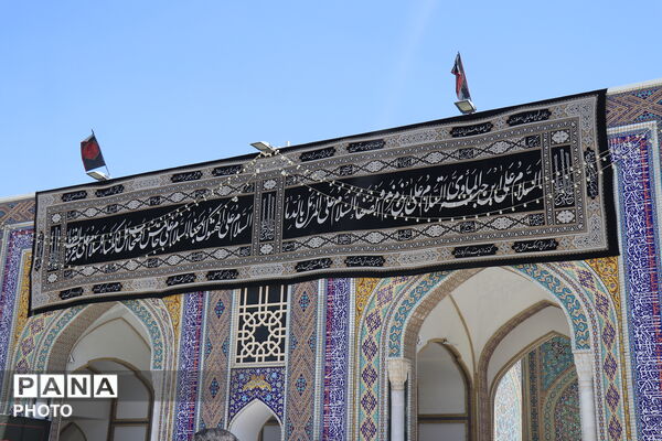 حرم مطهر امام رضا(ع)، میزبان زائران و عزاداران رهبر شهید