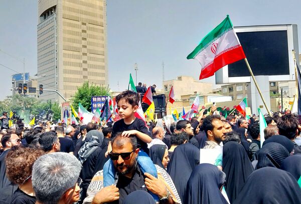 وداع تهرانی‌ها با پیکر مطهر شهدای حمله تروریستی رژیم صهیونیستی 
