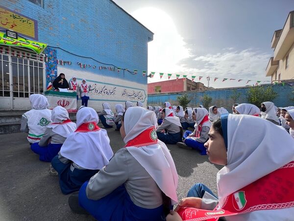 برگزاری همایش یاوران انقلاب پیشتازان مقاومت در مدرسه شهید کاظمی یک شهرستان پلدختر