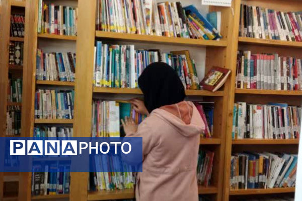 بازدید دانش‌آموزان مدرسه‌ حضرت زهرا (س) نیر از کتابخانه در هفته‌ کتاب 