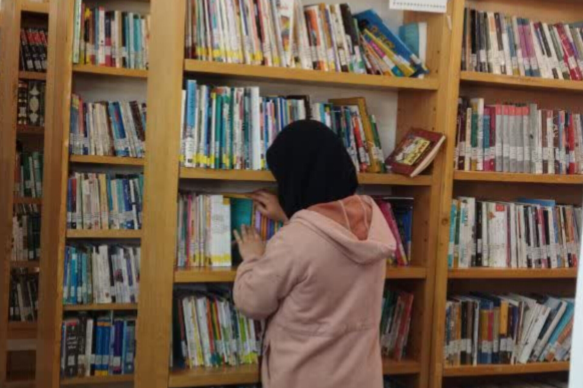 بازدید دانش‌آموزان مدرسه‌ حضرت زهرا (س) نیر از کتابخانه در هفته‌ کتاب 