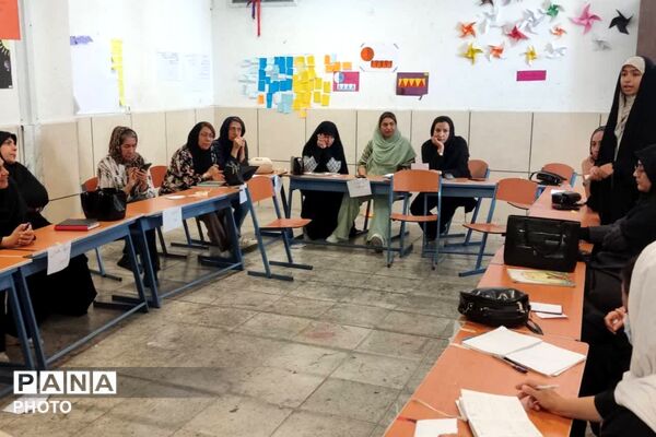 کارگاه مراقبت از نوجوانان در فضای مجازی در مدرسه محمدمهدی مهیا