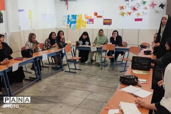 کارگاه مراقبت از نوجوانان در فضای مجازی در مدرسه محمدمهدی مهیا