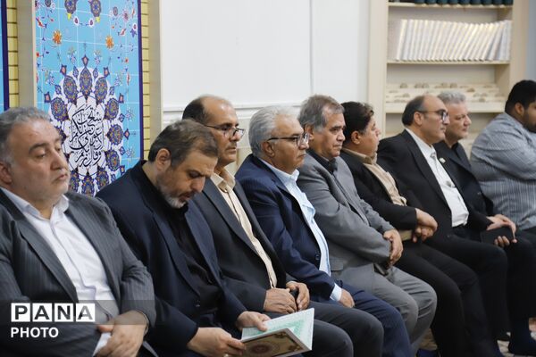 یادبود رهبر شهید در اداره‌کل آموزش و پرورش شهر تهران 