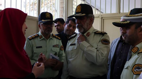 حضور فرمانده انتظامی تهران بزرگ در مراسم بازگشایی مدارس منطقه ۶؛ بازدید از دبستان تقوا پیشگان