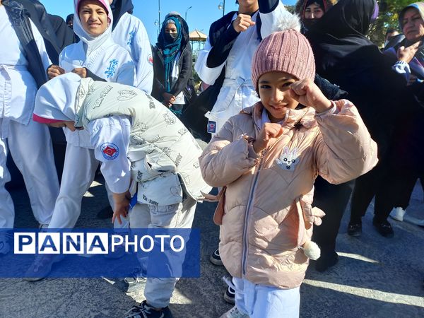 پیاده‌روی خانوادگی در اسلامشهر