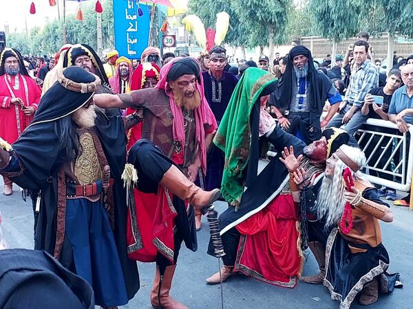استقبال عزاداران حسینی از کاروان نمادین اسرای کربلا در قم