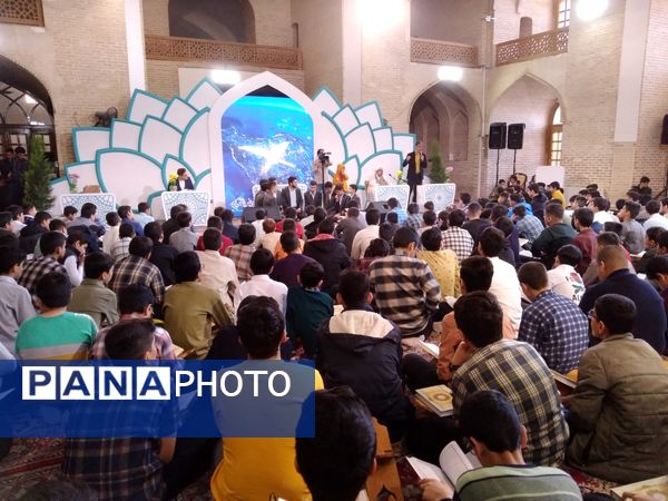 بزرگترین محفل دانش‌آموزی انس با قرآن در شهر یزد 