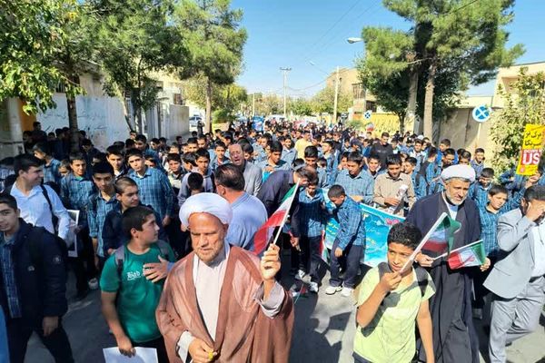 حضور پررنگ دانش‌آموزان شهر لپویی در راهپیمایی 13 آبان 