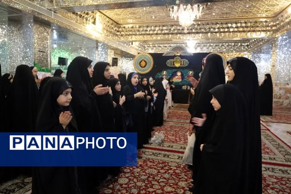  دورهمی دختران با قرائت سوره مبارکه فتح در رواق دارالذکر سومین حرم اهل بیت (ع)