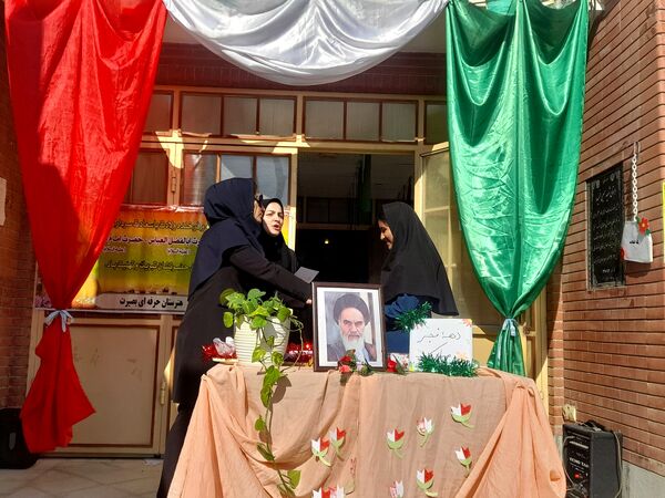 گلباران تمثال امام و تقدیر از دانش‌آموزان برتر  هنرستان بصیرت آشخانه