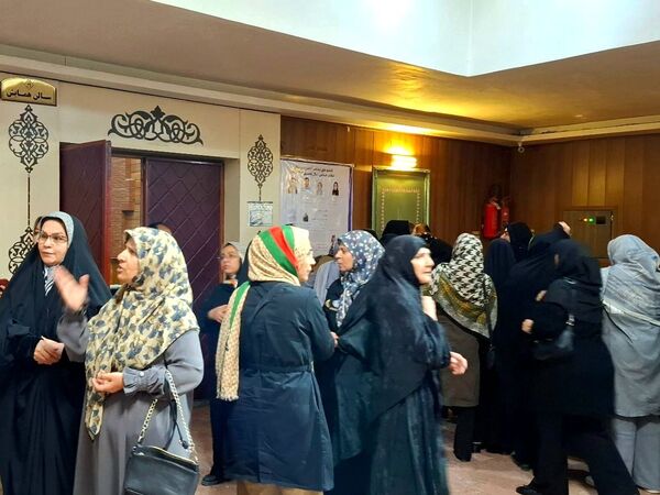 انتخابات اعضای انجمن اولیا و مربیان دبیرستان دخترانه انقلاب ناحیه دو