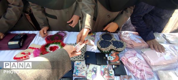 برپایی بازارچه دانش آموزی در دبیرستان نمونه اندیشه شهرستان کاشمر