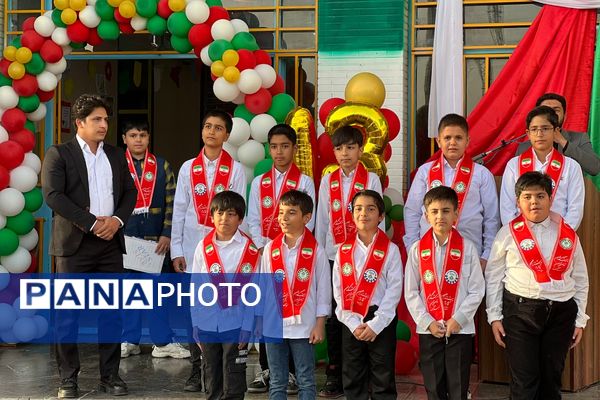 دانش‌آموزان دبستان معمارزاده در سیزده آبان