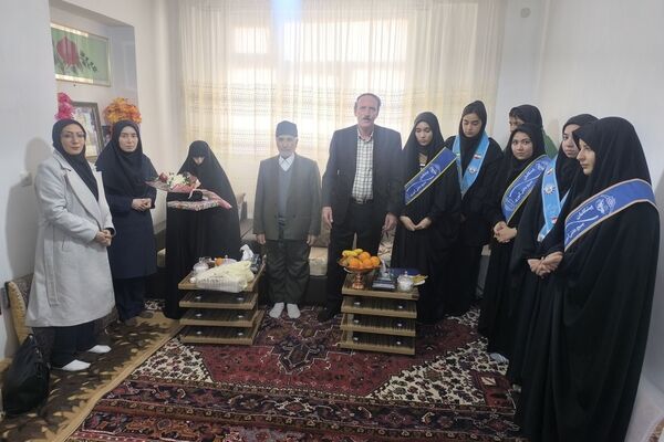 دانش‌آموزان دبیرستان و هنرستان دخترانه باقرالعلوم باسمنج میهمان خانواده‌های شهدا شدند