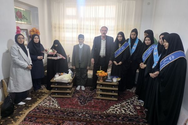 دانش‌آموزان دبیرستان و هنرستان دخترانه باقرالعلوم باسمنج میهمان خانواده‌های شهدا شدند
