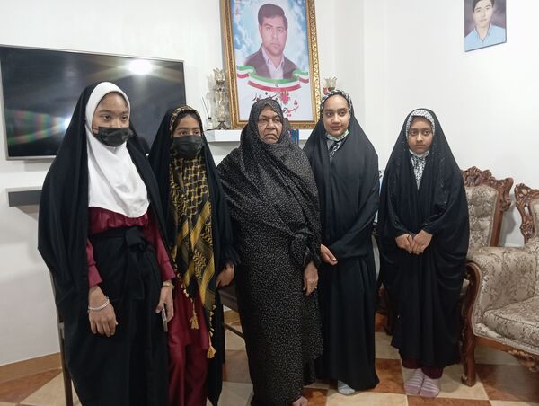 تجلیل دانش‌آموزان بندرعباسی از خانواده شهید در آستانه میلاد حضرت زهرا(س)