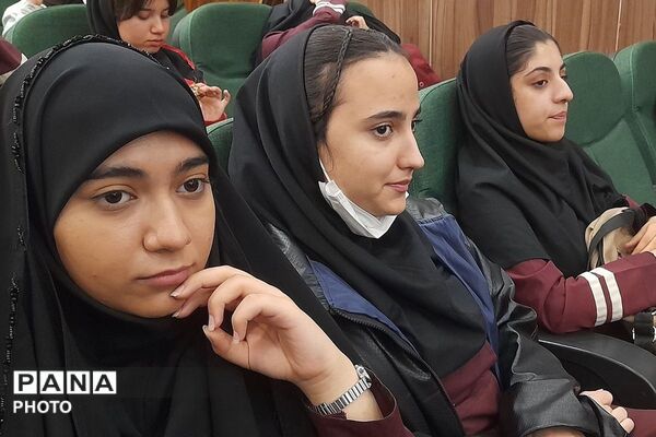  کارگاه تفکر دیزاین در تولید اکسسوری چرمی با حضور هنرجویان و هنرآموزان هنرستان‌های ملارد