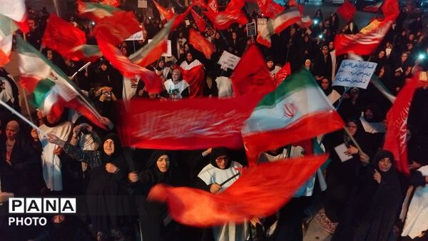  دویست و سومین شب تجمعات «بیعت با رهبری» در نورآباد با تجدید میثاق و نماز استغاثه 