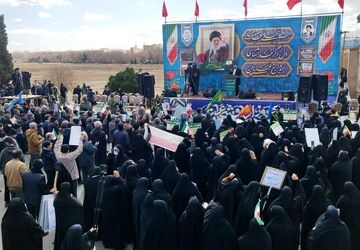 مردم اصفهان در میدان انقلاب، با فریاد «لبیک یا خامنه‌ای» میثاقی دوباره با ولایت بستند
