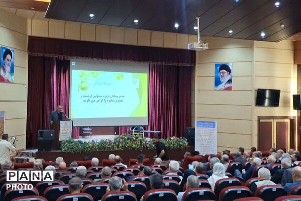  همایش تخصصی باغداران و کشاورزان شهرستان فیروزکوه در سالن شهید آوینی