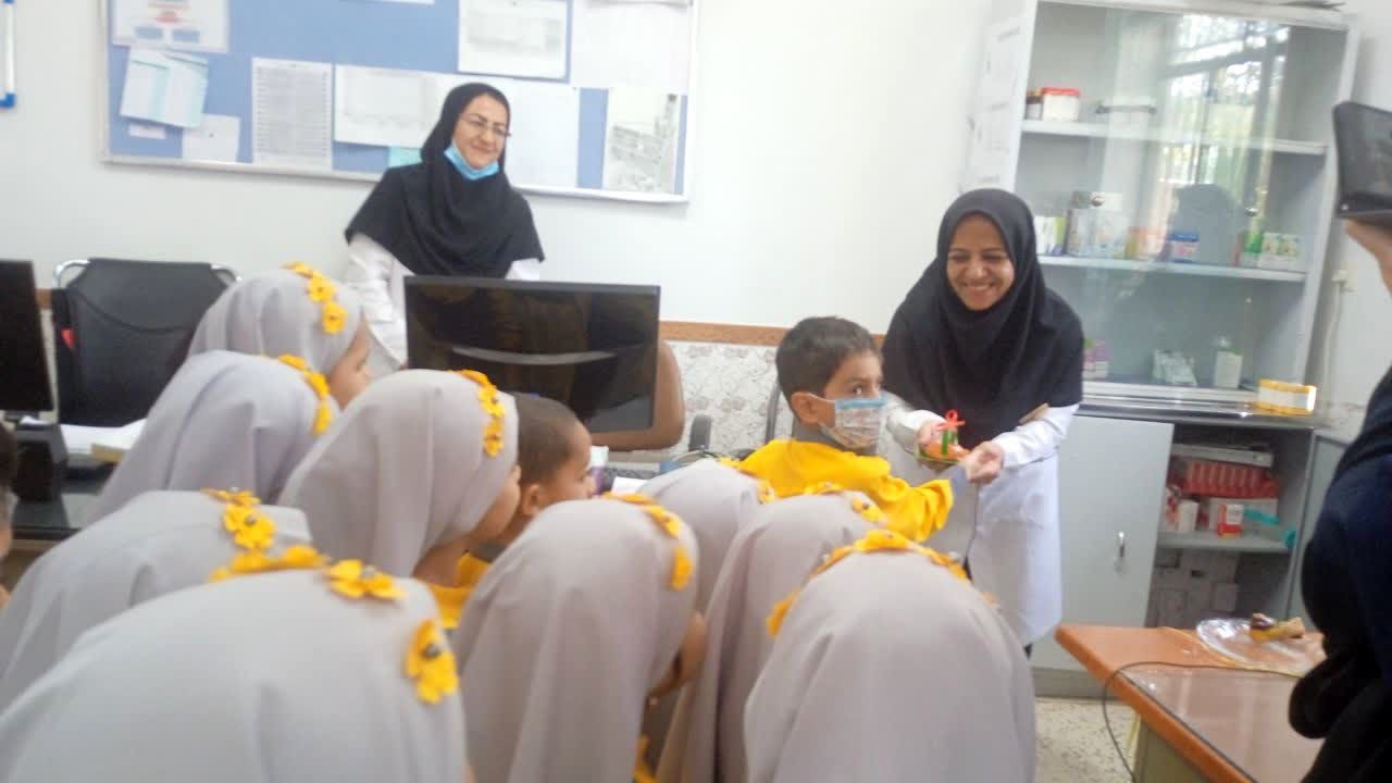 قدردانی از کارکنان خانه‌های بهداشت روستای فدافن در روز پرستار