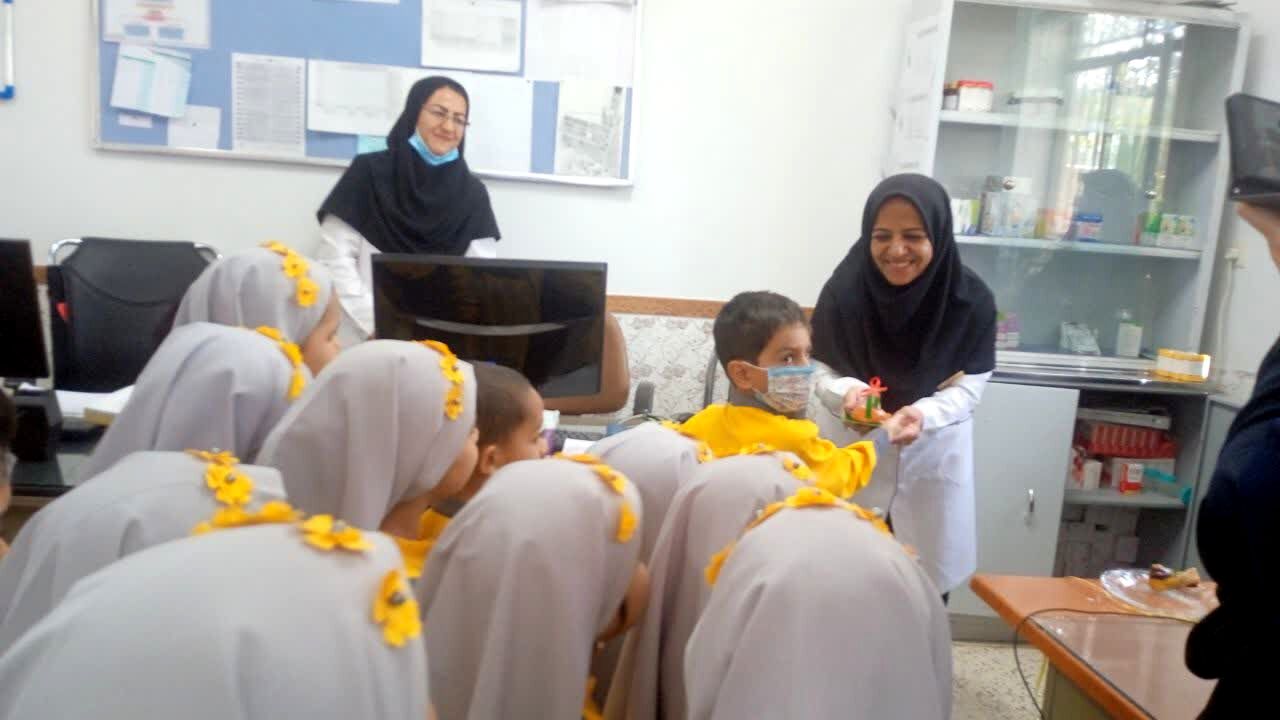 قدردانی از کارکنان خانه‌های بهداشت روستای فدافن در روز پرستار