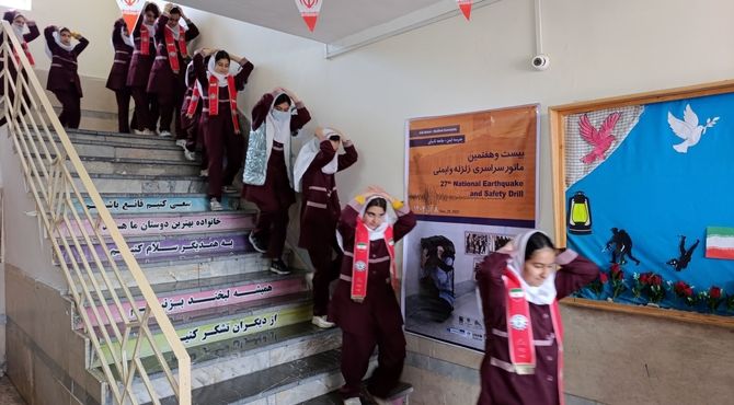 بیست و هفتمین مانور سراسری زلزله در مدرسه شهید بهشتی شهر چوار برگزار شد 