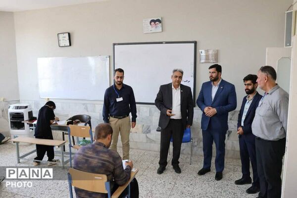رقابت داوطلبان کنکور در حوزه های امتحانی سالن نشاط و مدرسه شریعتی