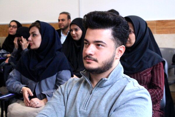  کارگاه دانش‌افزایی زبان انگیلیسی در دبیرستان‌ولایت بهارستان‌دو