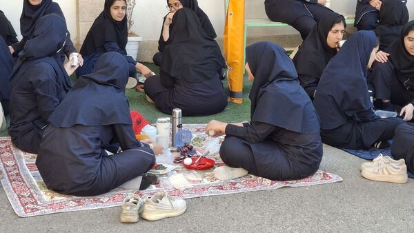 محفل قرآنی همراه با صبحانه سالم در دبیرستان فرزانگان ۲