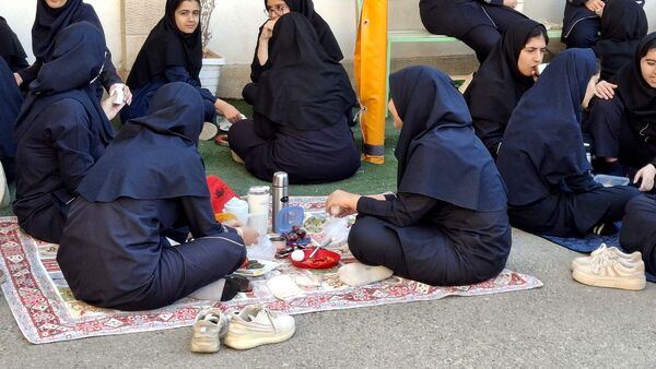 محفل قرآنی همراه با صبحانه سالم در دبیرستان فرزانگان ۲