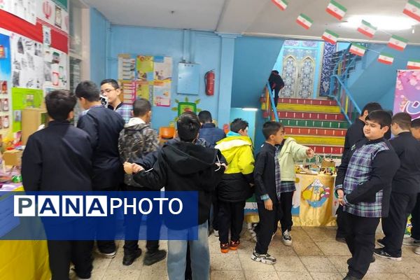 برپایی نمایشگاه دستاوردهای خلاقانه و نقاشی همگانی در دبستان شهید چمران ناحیه دو شهرری 