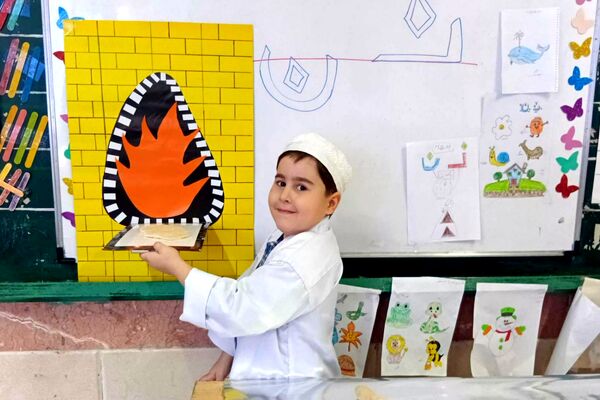  تدریس حرف «ن» با تجربه نان‌پزی در مدرسه صاحب‌الزمان رباط‌کریم