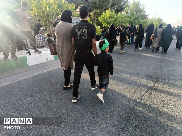 مشقِ عشق با پاهای کوچک روایت زائران خردسال کاشمر
