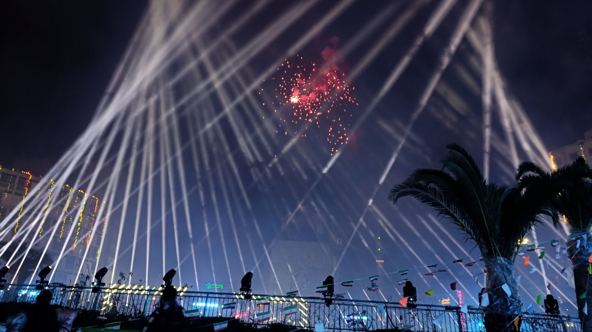 امشب آسمان در خیابان ها مى تابد