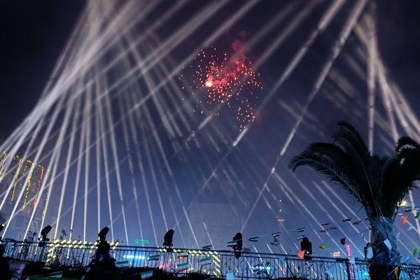 امشب آسمان در خیابان ها مى تابد