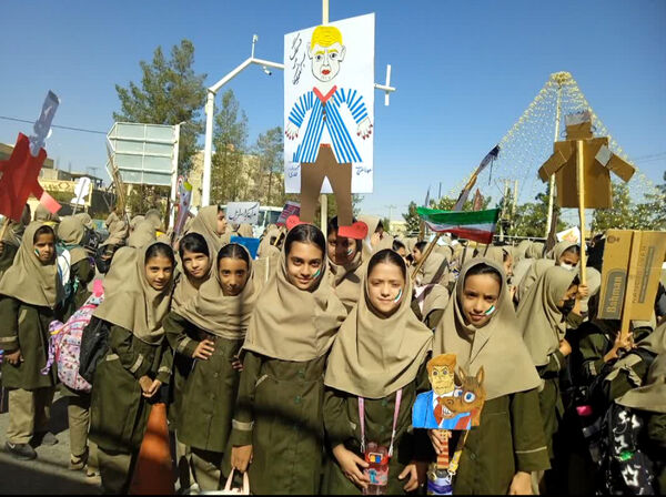 راهپیمایی باشکوه ۱۳ آبان در خاتم؛ روز ملی مبارزه با استکبار 