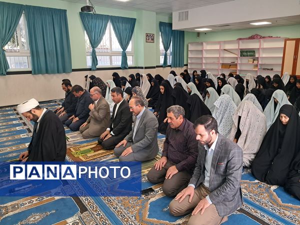 برگزاری نماز جماعت در دبیرستان شهدای فرهنگی