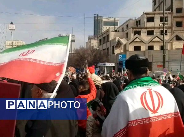 مشهد الرضا شاهد غوغا مردم در راهپیمایی ۲۲ بهمن شد