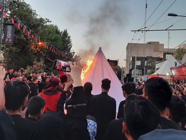 عشاق دلسوخته سیدالشهدا شام غریبان را با آتش زدن خیمه‌‌ها به پایان رساندند