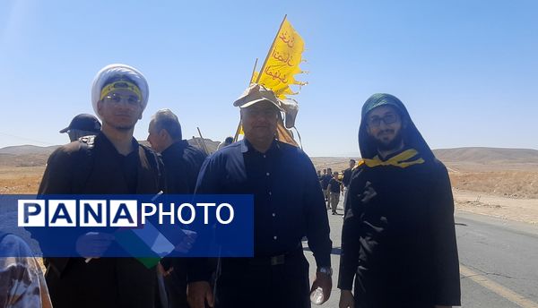  کاروان زائرین پیاده دانش‌آموزی در نیشابور