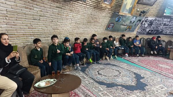 دهه فجر با طعم پهلوانی؛ دانش‌آموزان یزدی ورزش باستانی را تجربه کردند