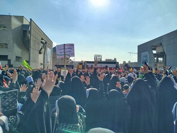 خروش ۱۳ آبان در مشهد؛ دانش‌آموزان، نماد ایستادگی