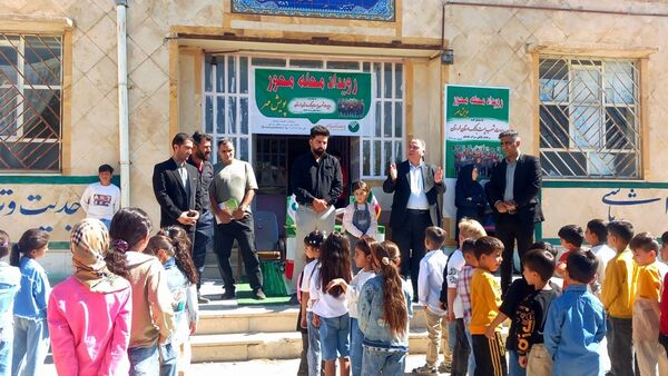 توزیع لوازم التحریر به کودکان نیازمند در روستای سراب غضنفر نورآباد

