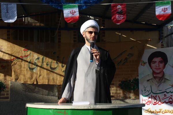 اجتماع استکبار ستیزی و رویداد پلاکاردنویسی دانش‌آموزان سمنان