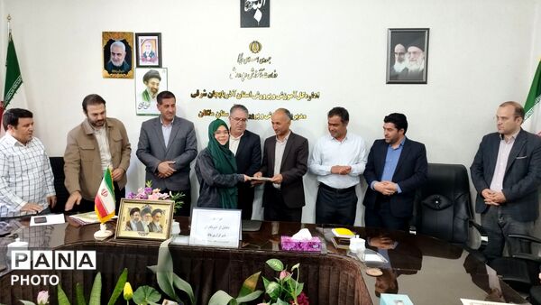 تقدیر از دانش آموز خبرنگاران ملکان توسط مدیر آموزش و پرورش