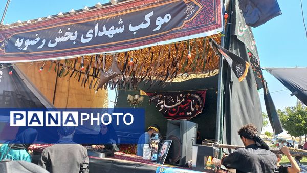 حضور زائران پیاده در جاده غدیر مشهد به نیشابور
