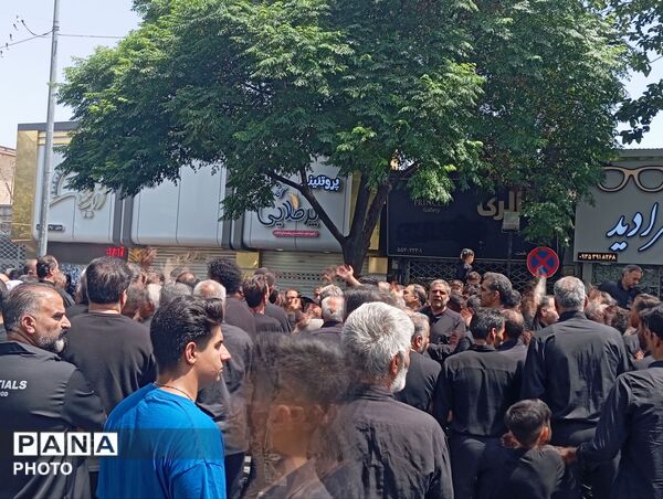 ورود هیئت های عزاداری کاشمر به حسینیه ابوالفضلی در نهمین روز محرم 