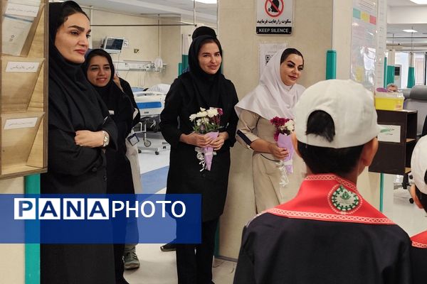 حضور دانش‌آموزان دبستان شهید قلنبر به مناسبت روز پرستار در بیمارستان فیروزآبادی شهرری 